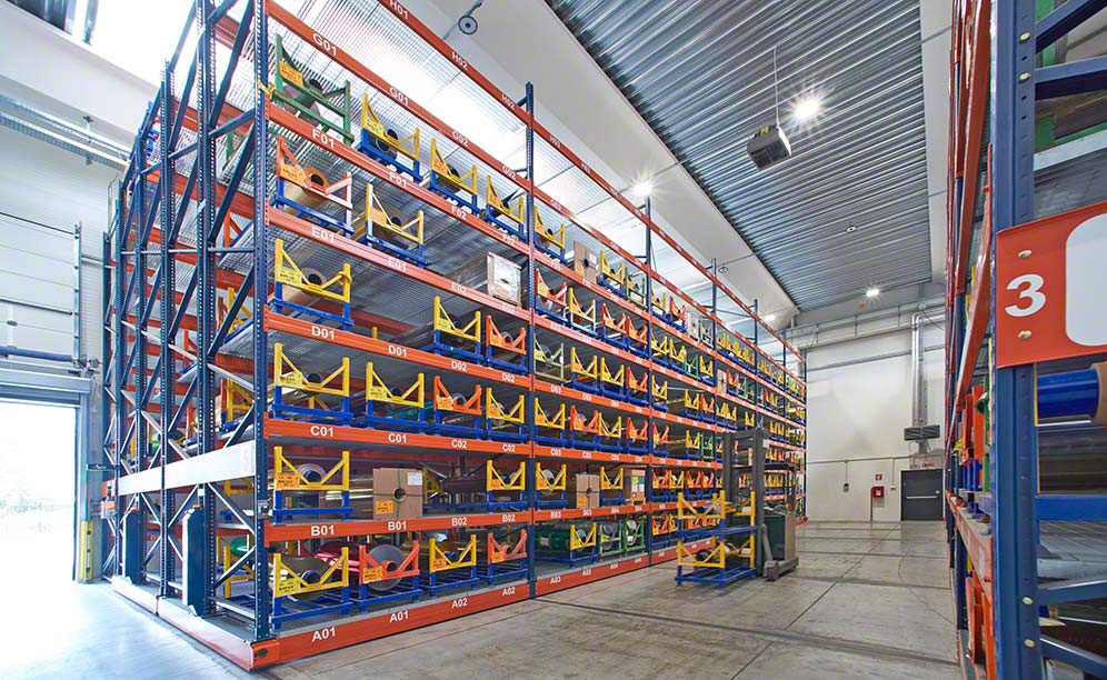 Depósito con bobinas de Luxoro en Parona (Italia)