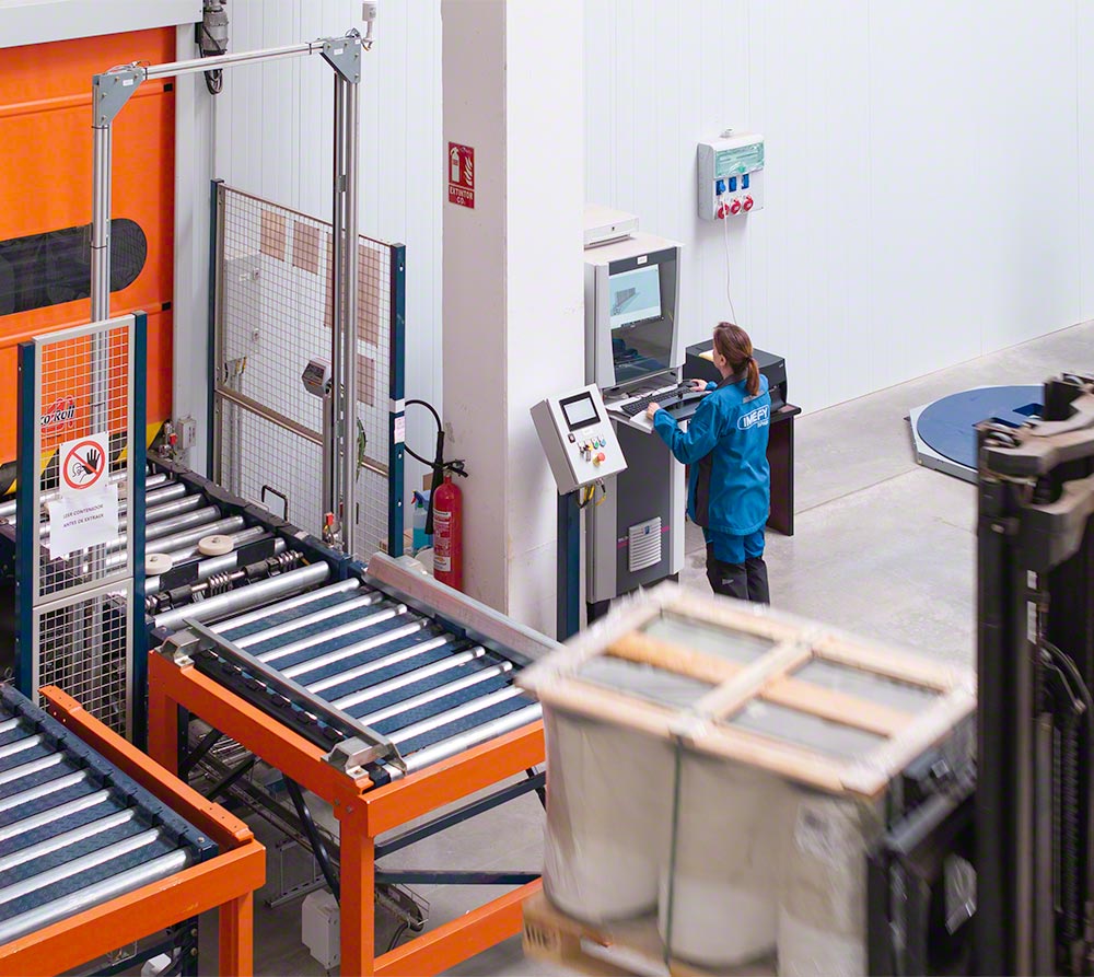El depósito autoportante forma un conjunto compacto que da cabida a 4.854 pallets