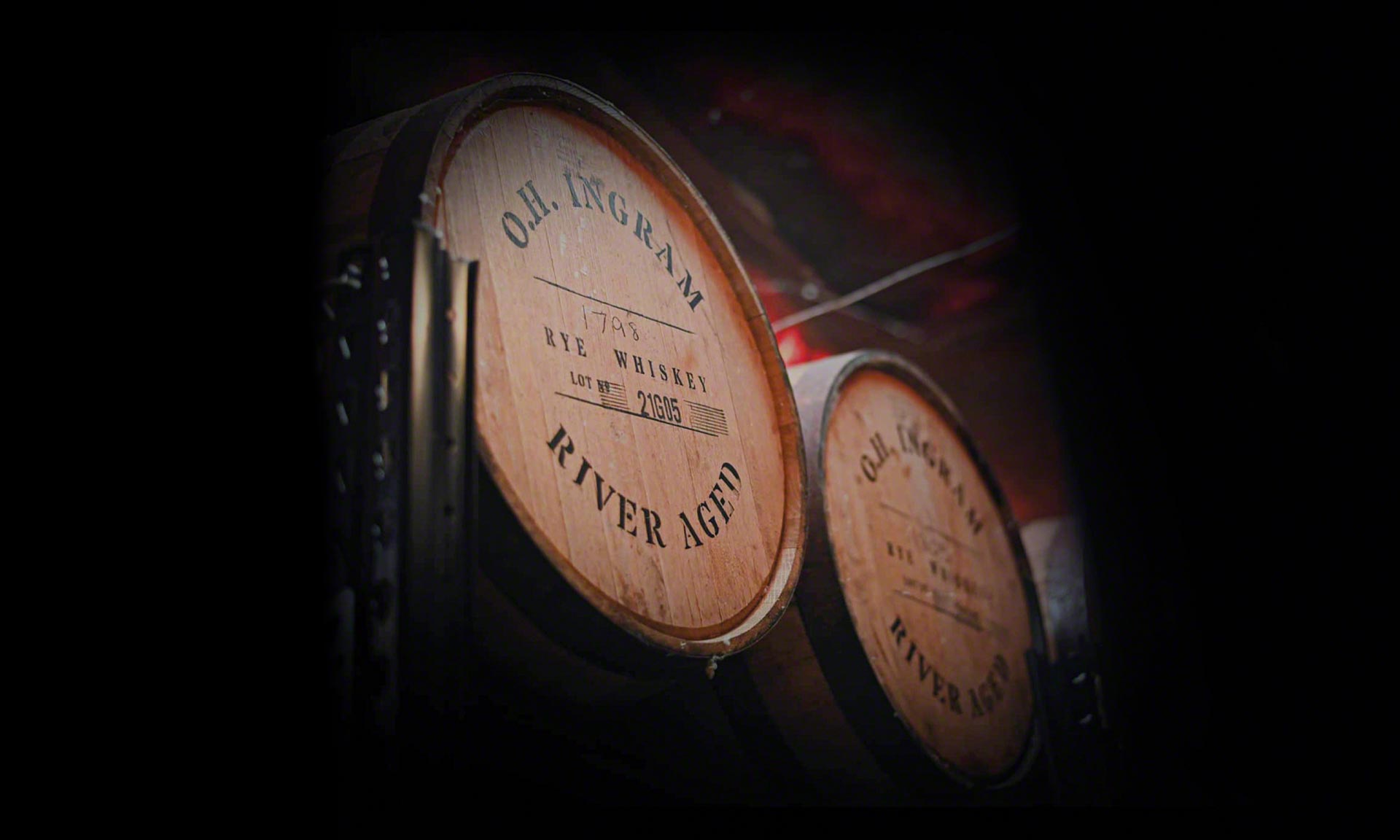 Ingram Whiskey mejora su depósito flotante en el río Misisipi Ingram Whiskey mejora su depósito flotante en el río Misisipi