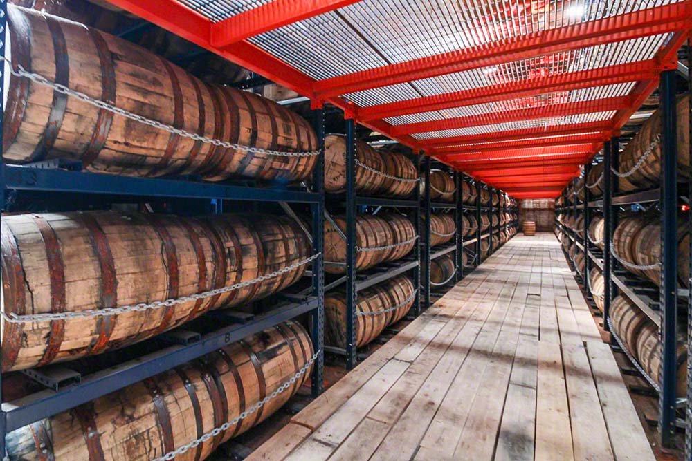Estanterías para barriles y barricas en el depósito flotante de Ingram Whiskey
