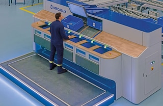 Los operarios siguen las indicaciones de Easy WMS para preparar los pedidos