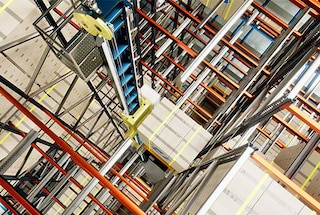 Si es necesario, el Shuttle 3D traslada el pallet a un nivel superior