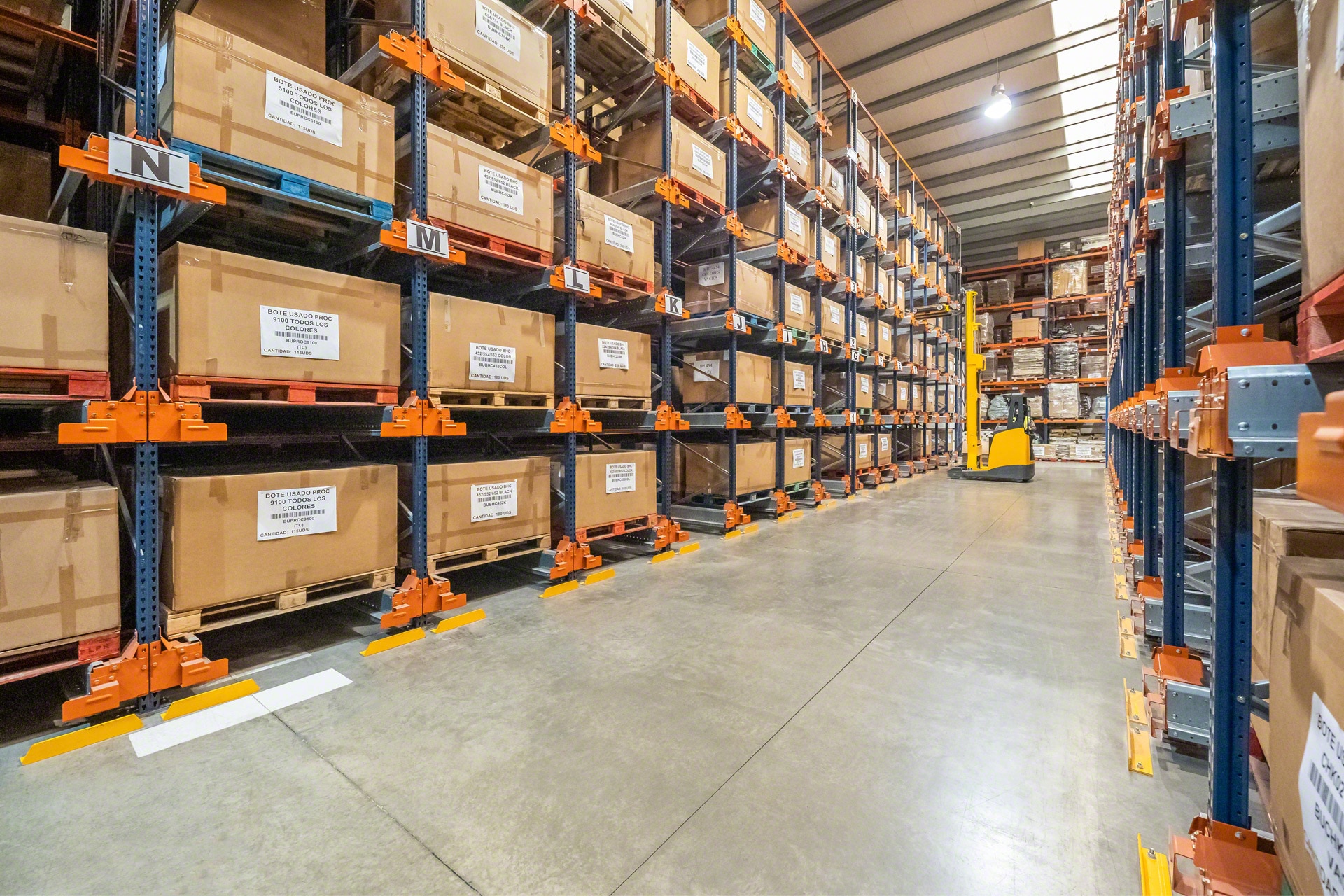 Gracias a su diseño, los Pallet Shuttle pueden moverse con pallets de carga irregular