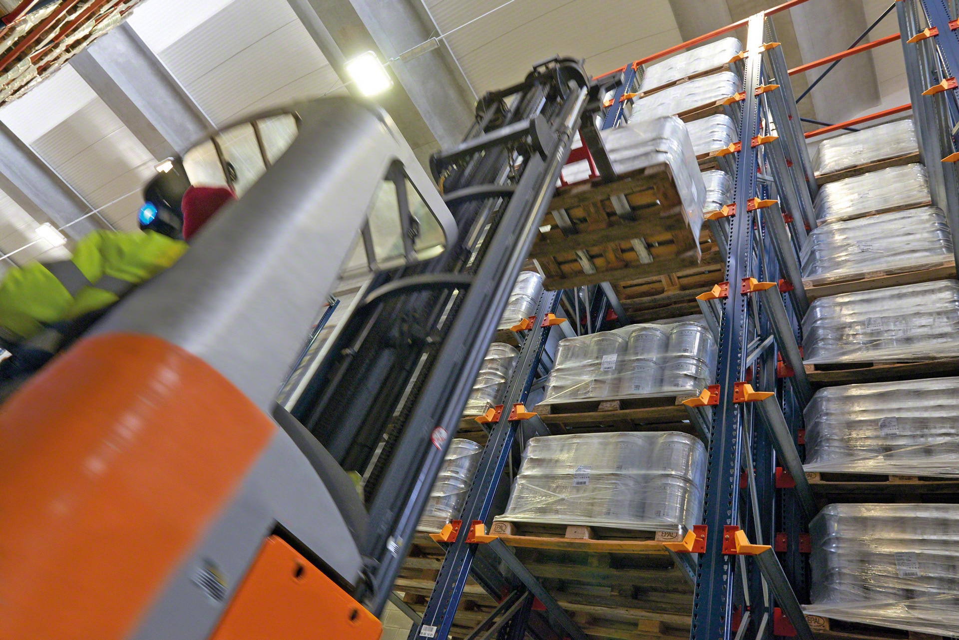 Los racks compactos facilitan a los equipos de manutención la carga y descarga de mercadería