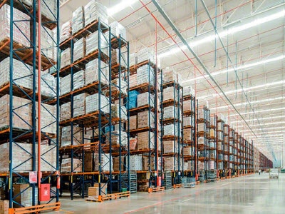 Nuevo depósito con racks selectivos para Armazém Mateus Nuevo depósito con racks selectivos para Armazém Mateus
